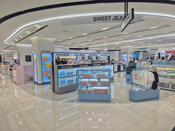 ▲신라면세점이 제주시 연동에 위치한 제주점에 제주 로컬 카페·디저트 브랜드와 협업해 디저트 선물세트를 선보이는 ‘스윗 제주(Sweet Jeju)’를 열었다. ⓒ신라면세점