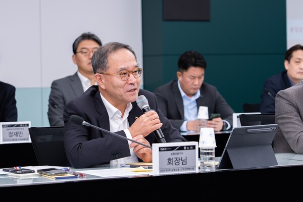 ▲10일 NH농협금융은 서울 서대문구 본사에서 '2025년 제3차 농협금융 고객전략협의회'를 개최했다. 이찬우 회장이 회의를 주재하고 있다. ⓒ농협금융지주