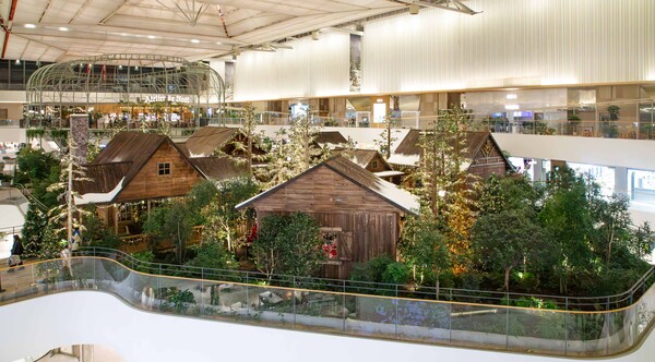 ▲더현대 서울 5층 사운즈 포레스트에 조성된 '해리의 크리스마스 공방' 전경.  ⓒ현대백화점