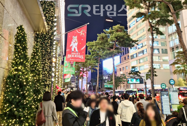 ▲롯데백화점 본점 명동 일대. '스위트 홀리데이' 조명 연출로, 오고가는 사람들의 '연말 인증샷 성지'로 부상하고 있다. ⓒ박현주 기자