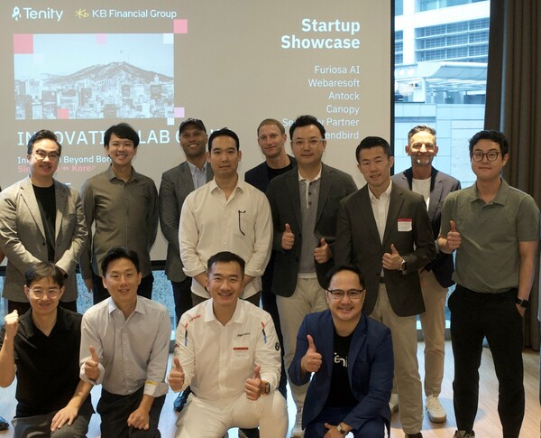 ▲지난 10일 싱가포르 현지에서 진행된 ‘KB Demo Day’ 행사에서 ‘KB스타터스 싱가포르’ 선발 기업과 글로벌 VC, AC, 유관기관의 관계자들이 기념촬영을 하고 있다. ⓒKB금융