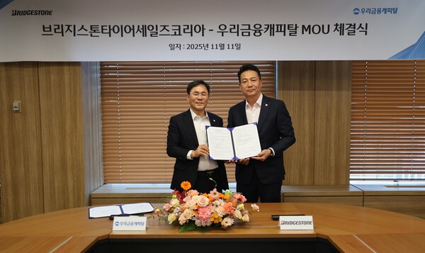 ▲(사진 왼쪽부터)기동호 우리금융캐피탈 대표이사와 김헌영 브리지스톤타이어세일즈코리아 대표이사가 지난 11일 우리금융캐피탈 서울본사에서 화물차주 상생 금융지원 업무협약 체결 후 기념사진을 촬영했다. ⓒ우리은행