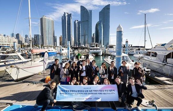 ▲대한항공이 진에어·에어부산과 공동으로 마련한 '부산 팸투어'에 참가한 일본 주요 여행사 실무자들이 해운대 부산요트경기장 앞에서 기념촬영을 하고 있다. ⓒ대한항공