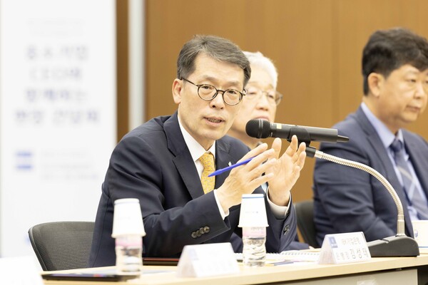 ▲12일 부산국제금융센터에서 열린 중소기업 현장 간담회에서 김성태 IBK기업은행장이 중소기업 대표들과 대화 하고 있는 모습 ⓒ기업은행