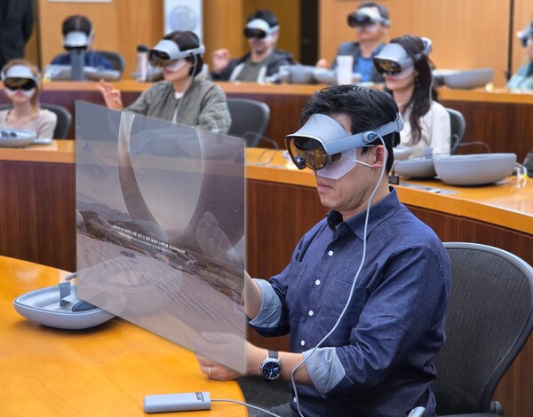 ▲삼성 임직원이 삼성인력개발원에서 갤럭시 XR을 착용한 채 교육에 참여하고 있다. ⓒ삼성