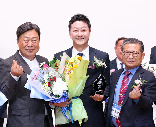 ▲경기도의회 김진경 의장이 기념 촬영을 하고 있다. ⓒ경기도의회