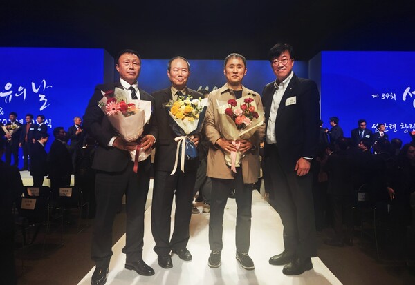 ▲태광산업·대한화섬은 소속 임직원 5명이 ‘제39회 섬유의 날’ 기념식에서 산업통상자원부 장관 표창과 한국섬유산업연합회 회장상을 수상했다고 12일 밝혔다. 사진은 기념식에서 수상자 기념 촬영을 하는 모습. 왼쪽부터 황오성·정일영·신승원 기장, 김대정 대한화섬 대표(태광산업 섬유사업본부장).ⓒ태광산업