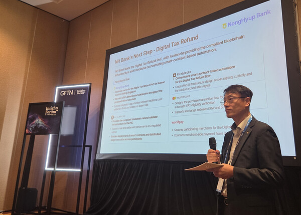 ▲11일 농협은행 최운재 디지털전략사업부문 부행장이 싱가포르 핀테크 페스티벌(SFF)에 참가해 발표를 하고 있다. ⓒ농협은행