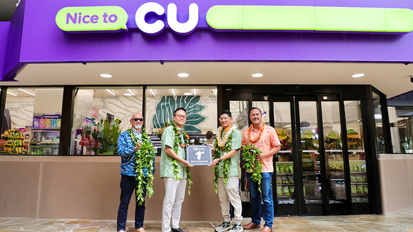 ▲홍정국 BGF리테일 부회장(사진 가운데 왼쪽)과 CU Hawaii Robert Kurisu(로버트 쿠리수, 가운데 오른쪽) 대표가 CU 하와이 1호점 앞에서 열린 오픈식에서 기념 촬영을 하고 있다ⓒ