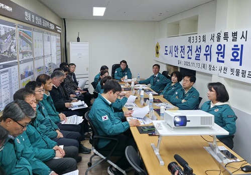 ▲사천빗물펌프장 유입관로 신설공사 현장확인감사 모습 ⓒ서울시의회