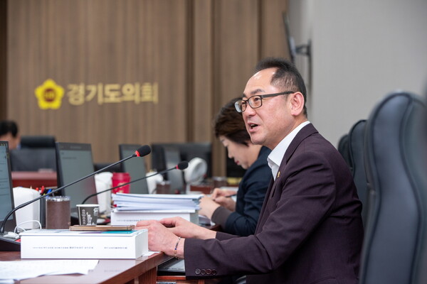 ▲김완규 의원이 보건환경연구원 행정사무감사에서 발언하고 있다. ⓒ경기도의회