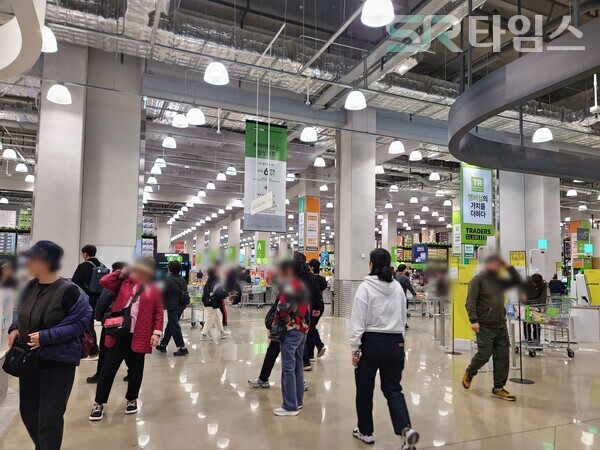 ▲이마트 드레이더스 마곡점 입구 전경. 평일 오후 3시께 오고가는 사람들이 보인다. ⓒ박현주 기자