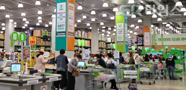 ▲트레이더스 마곡점 계산대 기둥 곳곳에 붙어있는 '이마트 트레이더스 홀세일클럽' 멤버십. ⓒ박현주 기자