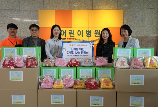 ▲ 지난 11월 7일, 서울시 송파구에 위치한 서울아산병원에서 현대차증권 김종훈 피플앤컬처팀장(왼쪽에서 두번째)과 서울아산병원 관계자 등이 기념 사진 촬영을 하고 있다. ⓒ 현대차증권