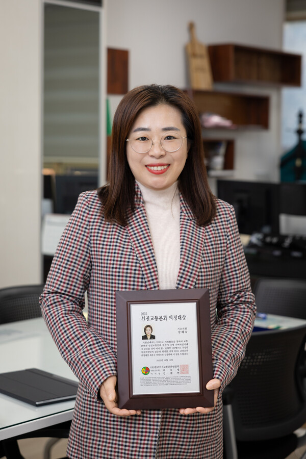 ▲강혜숙 양주시의원이 ‘2025 한국선진교통문화 의정대상’ 상패를 들고 기념촬영을 하고 있다. ⓒ양주시의회