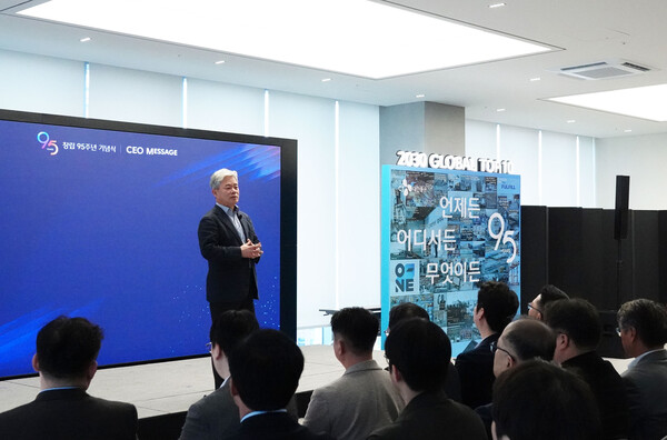 ▲13일 CJ대한통운 종로 본사에서 열린 95주년 창립기념 행사에서 신영수 대표가 발표하고 있다. 우측 구조물은 100개의 CJ대한통운 헤리티지 조각으로 구성된 'Vision Wall'. ⓒCJ대한통운