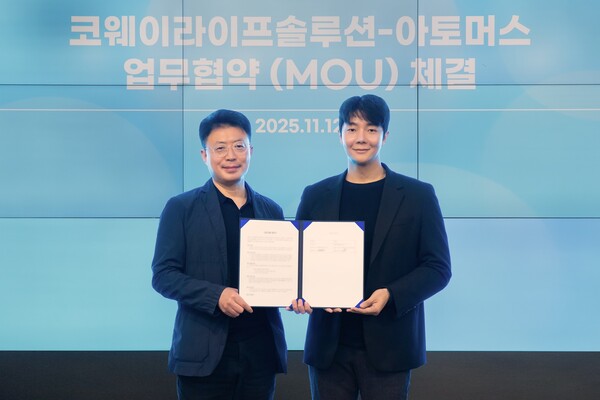 ▲지난 12일 서울 구로구 지타워 코웨이라이프솔루션 본사에서 열린 협약식에서 김명곤 코웨이라이프솔루션 대표(사진 왼쪽)와 김규태 아토머스 대표가 기념 촬영을 하고 있다. ⓒ코웨이