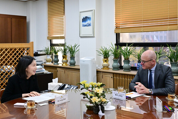 ▲ 최호정 의장이 독일 콘라드 아데나워재단 한국사무소 대표와 면담을 하고 있다. ⓒ서울시의회