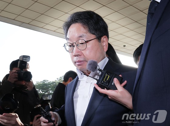 ▲'대장동 항소 포기'로 검찰 내부에서 사퇴 압박을 받고 있는 노만석 검찰총장 직무대행이 12일 서울 서초구 대검찰청으로 출근하고 있다.