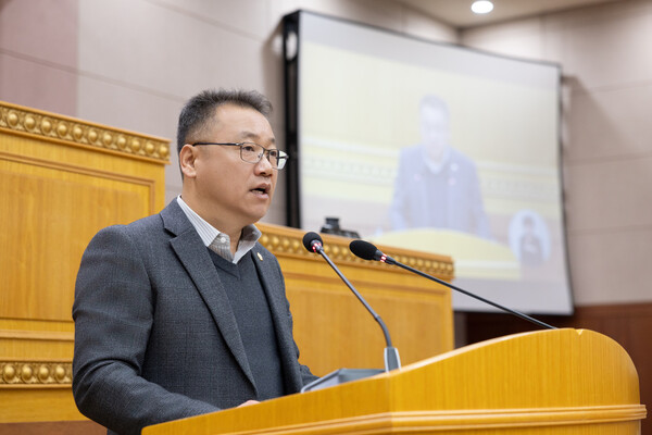 ▲정현호 양주시의회 의원이 ‘집합건물 분쟁조정제도 개선 촉구 건의안’을 대표 발의하고 있다. ⓒ양주시의회