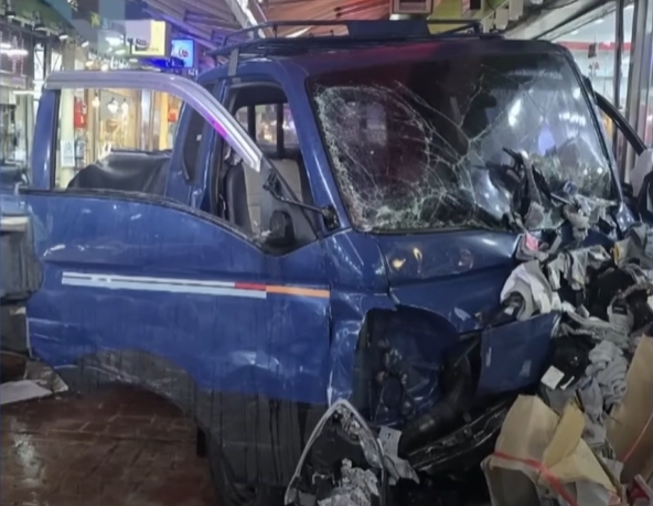 ▲부천 제일시장에서 1톤 트럭이 질주해 21명의 사상자가 발생했다. ⓒ유튜브 화면캡처.