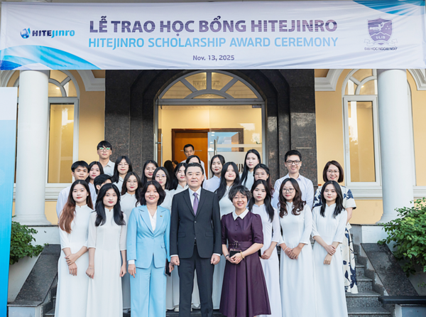 ▲하이트진로가 지난 13일 하노이 국립외국어대학교에서 김인규 하이트진로 대표와 하노이 국립외국어대학교 관계자들이 참석한 가운데 장학금 수여식을 개최했다. ⓒ하이트진로