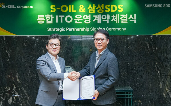 ▲(왼쪽부터)이준희 삼성SDS 대표이사(사장), 류열 S-OIL 사장이 S-OIL IT 통합 운영 계약을 체결하고 기념촬영을 하고 있다. ⓒ삼성SDS