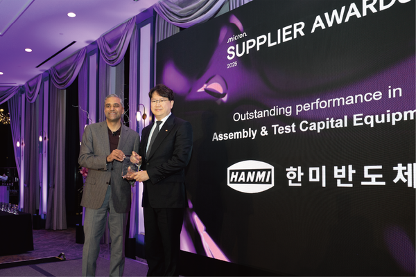 ▲(왼쪽부터)마니시 바티아 마이크론 테크놀로지 부회장과 곽동신 한미반도체 회장이 기념촬영을 하고 있다. ⓒ한미반도체