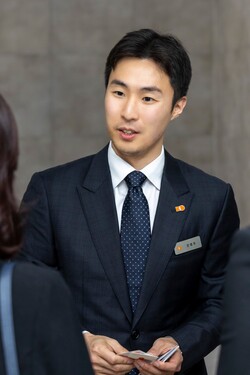 ▲전병우 삼양식품 전무가 지난 6월 밀양 제2공장 준공식에서 해외 바이어들을 만나고 있다. ⓒ삼양식품