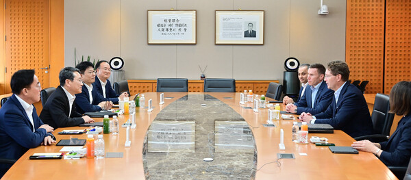 ▲지난 13일 LG와 메르세데스-벤츠 최고 경영진은 서울 여의도 LG트윈타워에서 만나 LG의 자동차 부품 사업 역량을 결집한 ‘원(One) LG’ 솔루션 협업 확대 방안에 대해 논의했다. ⓒLG전자