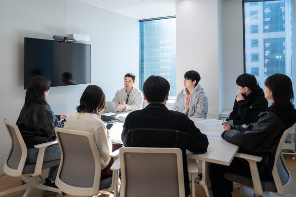 ▲토스뱅크 역삼동 본사에서 KDT ‘사이버보안 엔지니어 부트캠프’ 참가자들이 사이버보안 대응팀 문석철 매니저에게 ‘소규모 멘토링 프로그램‘에 참여하고 있다. ⓒ토스뱅크