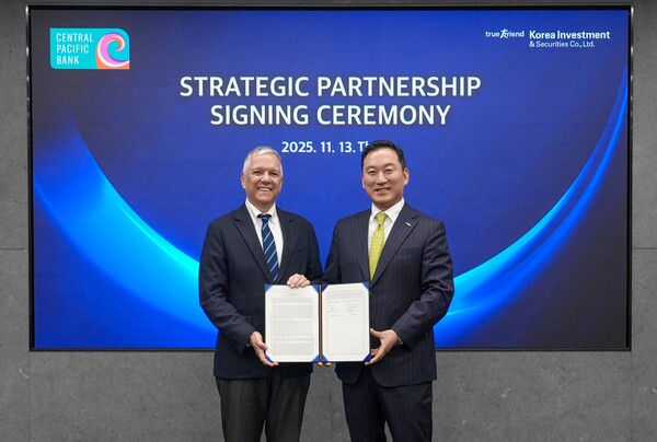 ▲13일 한국투자증권 본사에서 열린 협약식에서 김성환 한국투자증권 사장(오른쪽)과 아놀드 마티네즈 센트럴 퍼시픽 뱅크 행장이 기념 사진을 촬영하고 있다. ⓒ한국투자증권