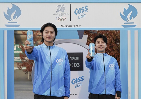 ▲카스 라이트 모델이자 펜싱 국가대표 오상욱 선수(사진 왼쪽)와 카스 올림픽 앰버서더이자 전 쇼트트랙 국가대표 곽윤기 선수가 지난 16일 열린 ‘올림픽데이런 2025 in 전주’ 현장에서 ‘카스 라이트’ 브랜드 부스를 배경으로 기념 사진을 촬영하고 있다. ⓒ오비맥주