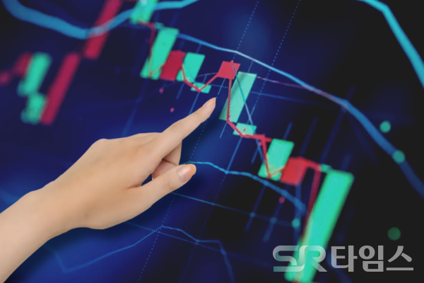 ▲국내 투자자들의 해외 주식 매수가 사상 최대치를 경신하면서 환율과 자본시장 구조가 근본적인 변곡점에 들어섰다는 진단이 나온다. ⓒ전지선 기자