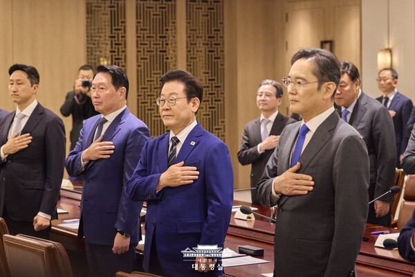 ▲지난 16일 대통령실에 열린 한미 관세협상 후속 민관 합동회의 모습. 왼쪽부터 정기선 HD현대 회장, 최태원 SK그룹 회장, 이재명 대통령, 이재용 삼성전자 회장. ⓒ대통령실