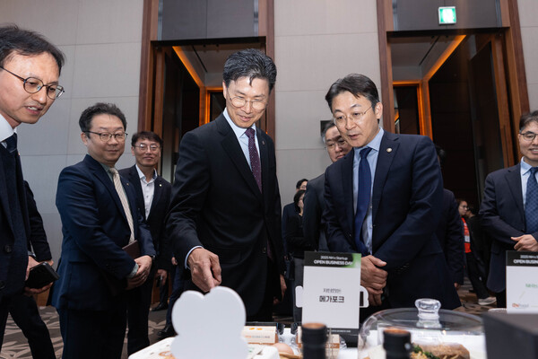 ▲17일 콘래드서울에서 개최된 NH오픈비즈니스데이에서 권대영 금융위원회 부위원장(오른쪽) 강태영 농협은행장이 스타트업 팝업부스를 관람하고 있다. ⓒ농협은행