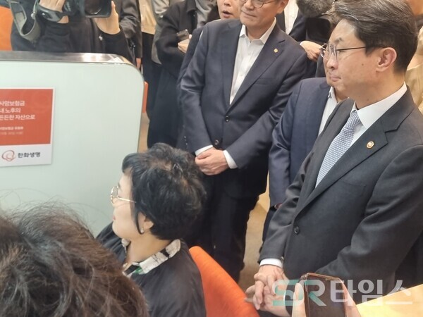 ▲이억원 금융위원장이 지난 10월 30일 오후 서울 중구 한화생명 시청 고객센터에 방문해 사망보험금 유동화 출시일에 맞춰 준비상황을 점검하고 현장 목소리를 청취했다. ⓒ문재호 기자