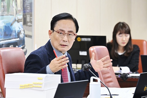 ▲김형재 의원이 10일 열린 서울시의회 제333회 정례회 문화체육관광위원회 행정사무감사에서 서울시체육회 사무처장에게 질의를 하고 있다. ⓒ서울시의회