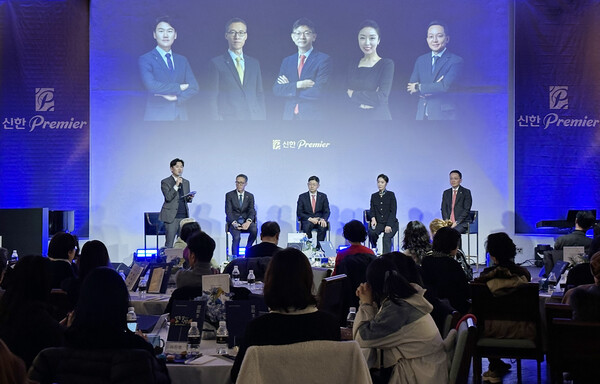 ▲17일 정동1928 아트센터에서 진행된 ‘신한 Premier Culture 정동길 낭만’ 행사에서 신한 Premier 패스파인더 전문가들이 금융 대담을 진행하는 모습. ⓒ신한은행