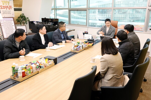 ▲김진경 경기도의회 의장이 집무실에서 경기도장애인직업재활시설협회 관계자들과 면담을 하고 있다. ⓒ경기도의회