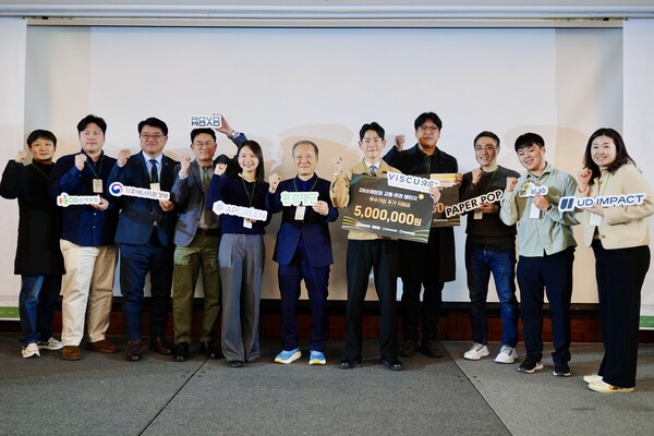 ▲지난 17일 서울시 강남구 그랜드인터컨티넨탈 서울 파르나스에서 'DB손해보험 교통환경챌린지 7기' 참가자들 및 관계자들이 행사를 실시하고 기념촬영을 하고있다. ⓒDB손해보험