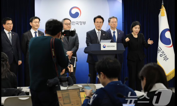 ▲김민석 국무총리와 정성호 법무부 장관이 18일 서울 종로구 정부서울청사에서 론스타 ISDS 취소 신청 결과 관련 긴급 브리핑을 하고 있다. ⓒ뉴스1