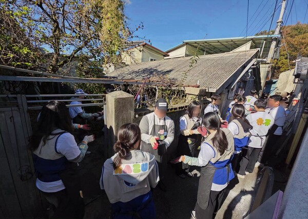 ▲지난 14일 교촌 바르고 봉사단 및 대학RCY ‘촌스러버’들이 전주시 완산구 낙수정마을에서 연탄 나눔 봉사활동을 진행하고 있다. ⓒ교촌