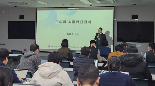 ▲이마트24가 영업관리 담당자(SM : Store Manager)를 대상으로 19일 오전 9시 30분 서울 성수동 이마트24 본사 대회의실에서 ‘편의점 식품안전관리’교육을 진행했다. ⓒ 이마트24