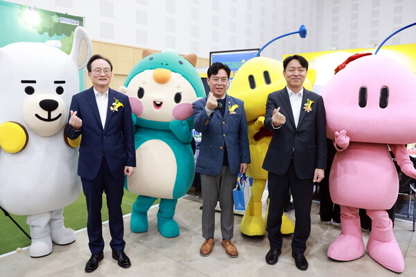 ▲19일 대전컨벤션센터에서 열린 ‘2025 KB굿잡 대전일자리 페스티벌’에서 (왼쪽부터) 이환주 KB국민은행장, 김영훈 고용노동부 장관, 최성아 대전광역시 정무경제과학부시장이 기념촬영을 하고 있다. ⓒ국민은행