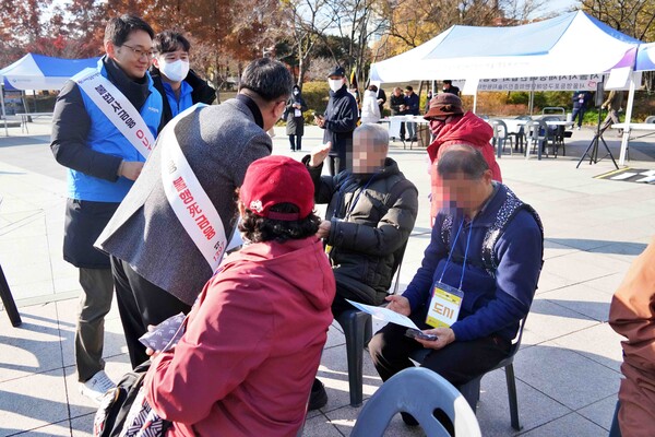▲지난 19일 영등포공원 일대에서 우리은행, 서민금융진흥원, 영등포구청 직원들이 지역주민들에게 불법 사금융 피해예방 안내문과 홍보 물품을 나눠주고 현장상담을 진행하며 ‘불법 사금융 No!’ 캠페인을 진행하고 있다. ⓒ우리은행