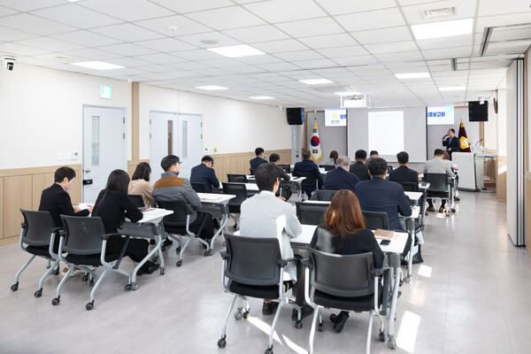 ▲대표의원을 비롯한 의원 연구단체 소속 의원들이 최종보고회에 참석해 연구용역 결과에 대해 논의하고 있다. ⓒ양주시의회