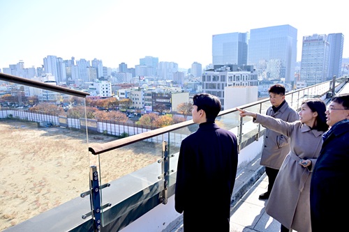 ▲세운상가 옥상에서 세운4지역 개발계획 확인하는 최호정 의장. ⓒ서울시의회