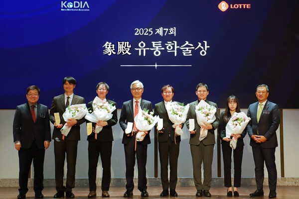 ▲11월 19일 서울 송파구 시그니엘 서울서 '제7회 상전유통학술상' 시상식 단체 기념 촬영을 했다. (사진 왼쪽부터) 박경도 한국유통학회장, 이태희 계명대 교수(최우수상 물류), 허원무 인하대 교수(최우수상 학술), 한상린 한양대 교수(학술대상), 김창주 리츠메이칸대 교수(최우수상 학술), 이성호 국립한밭대 교수(최우수상 정책), 이예령 화성의과대 교수(신진연구상), 김상현 롯데 유통군 총괄대표 부회장. ⓒ롯데 유통군