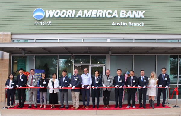 ▲우리아메리카은행이 지난 19일(현지시각) 미국 텍사스주 오스틴지점 개점행사를 개최했다. 류형진 우리은행 글로벌그룹장(왼쪽 9번째), 이태훈 우리아메리카은행 법인장(왼쪽 13번째), 마크듀발(Mark Duval) 오스틴 아시안상공회의소 CEO(왼쪽 10번째), 에릭보이스(Eric Boyce) 시더파크 시의원(왼쪽 7번째), 데이브 포터(Dave Porter) 윌리암슨카운티 경제개발청 이사(왼쪽 8번째), 이옥희 오스틴 한인회장(왼쪽 5번째), 지은현 코리아텍사스포럼 대표(왼쪽 4번째)와 관계자들이 기념촬영을 하고 있다. ⓒ우리은행